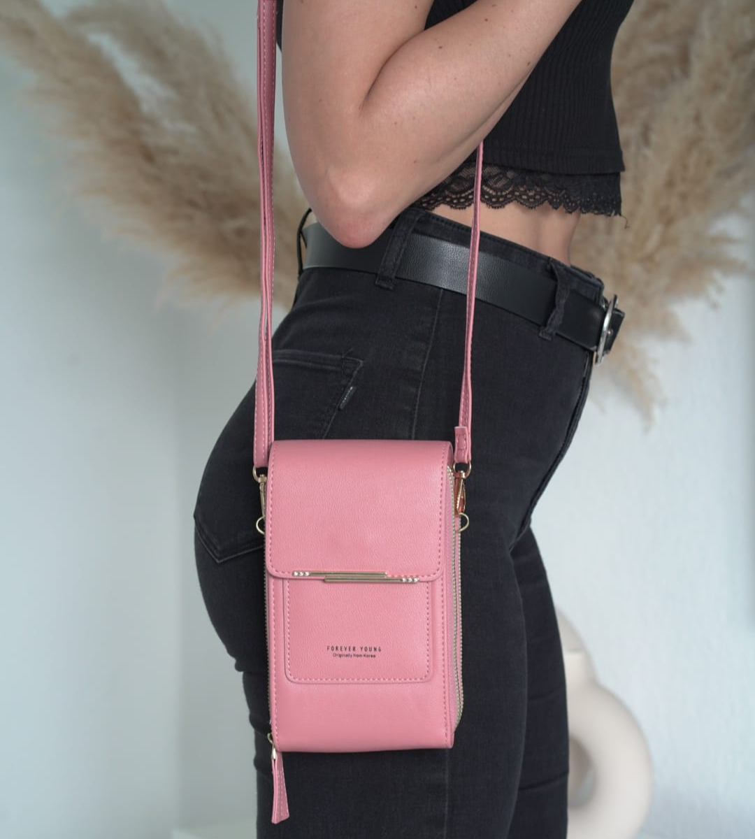 Force | The premium crossbody bag with Touchscreen